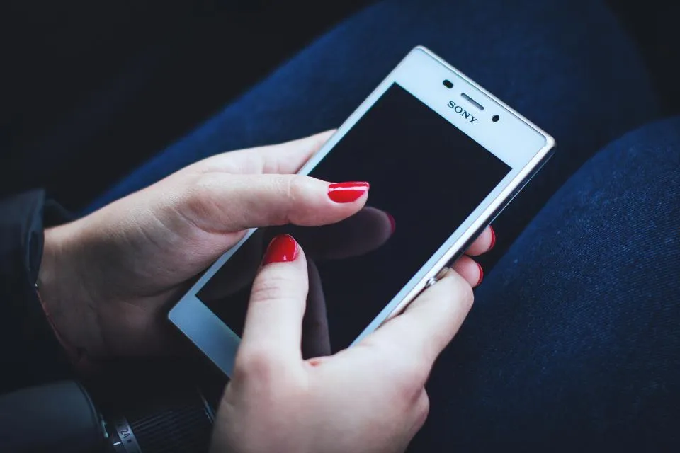 Zwei Hände halten ein Smartphone